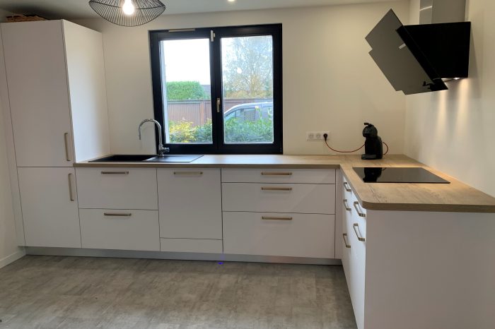 Cuisine blanche mate avec plan de travail décor bois